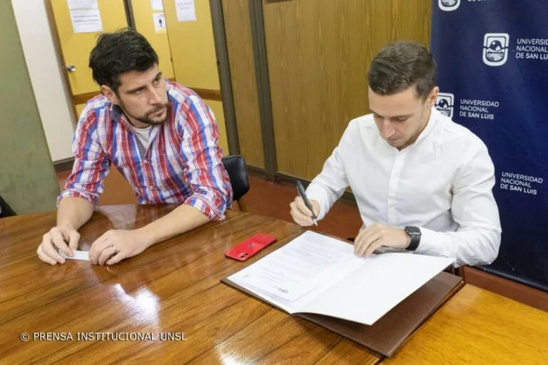 220527-Firma-de-convenio-sobre-desarrollo-del-cannabi-9-6